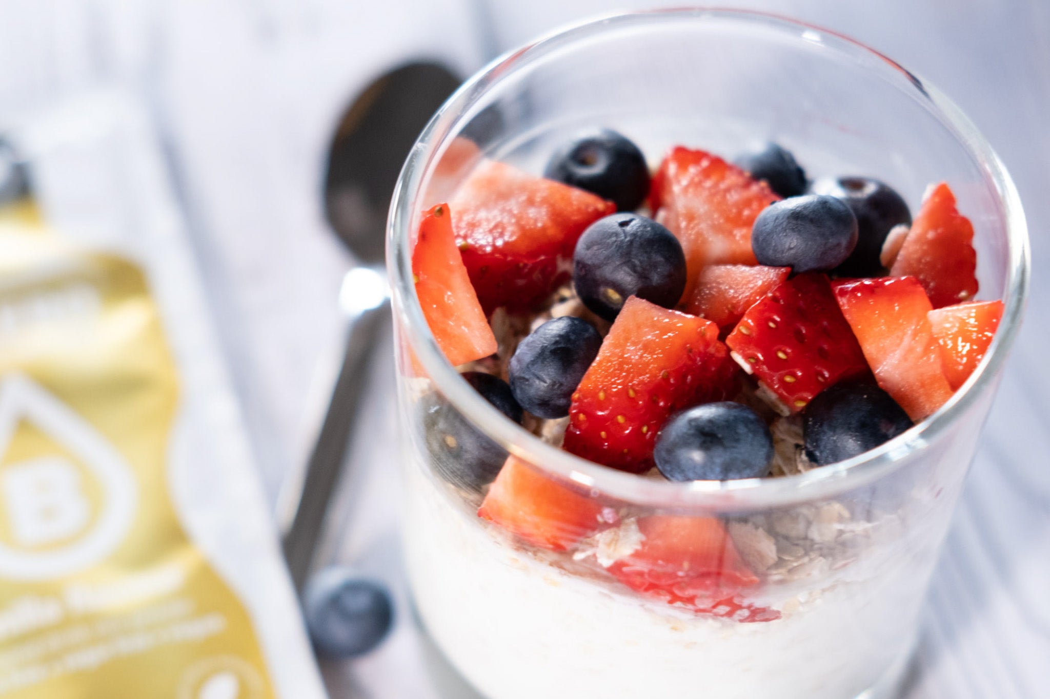 Fruchtig-leichtes Sommerdessert: Bolero Vanille-Beerenjoghurt in Minuten zubereitet